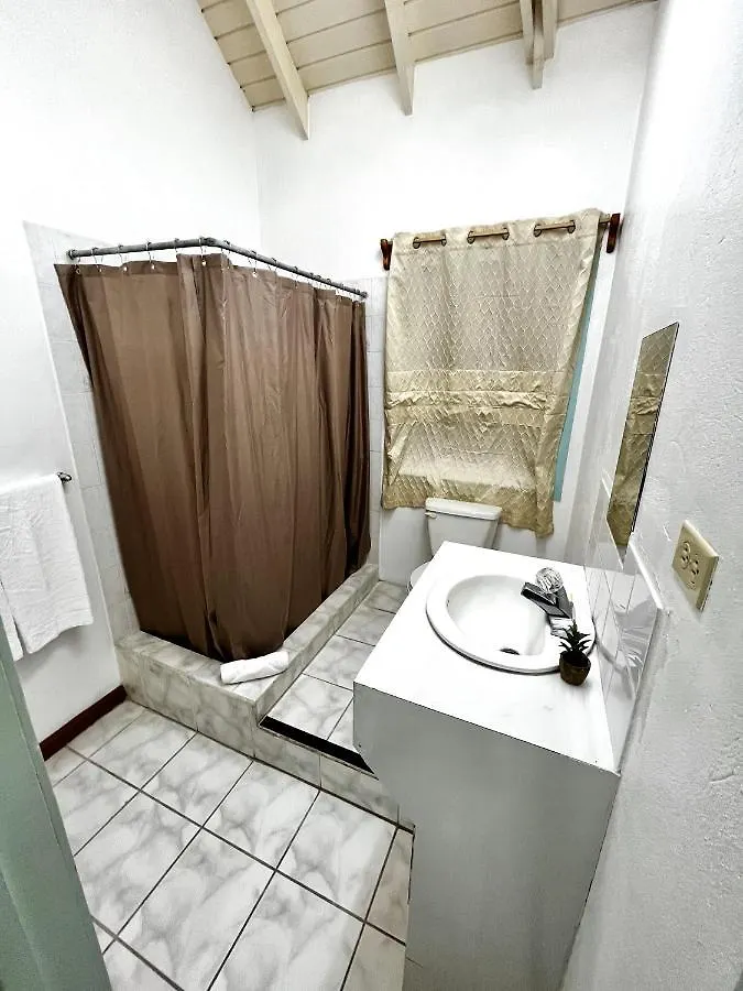 E.W.B. Properties Basseterre Konukevi